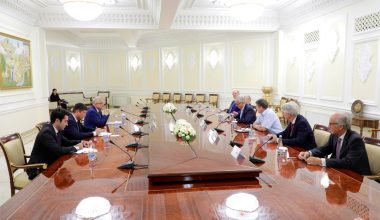 Первый заместитель Спикера Законодательной палаты Олий Мажлиса Акмал Саидов встретился с  членами делегации межпарламентской группы дружбы Сената Франции «Франция - Центральная Азия» во главе с ее председателем Эрве Морей, прибывших в нашу страну для участия в качестве международных наблюдателей в предстоящих досрочных выборах Президента Республики Узбекистан.