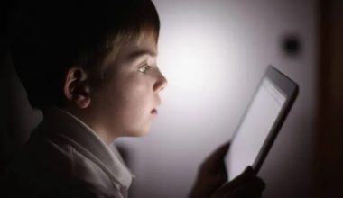СМАРТФОНЛАР БОЛАЛАРНИНГ ТАЪЛИМ ОЛИШИГА ХАЛАЛ БЕРАДИ(МИ?)
