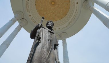 Ҳақ йўлинда ким санга бир ҳарф ўқутмиш ранж ила, Айламак бўлмас адо онинг ҳақин юз ганж ила.