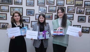 Ғолиблар инсон ҳуқуқларига оид китоблар билан тақдирланди