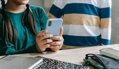 Fransiya o'rta maktablarda mobil telefonlardan foydalanishni taqiqlaydi