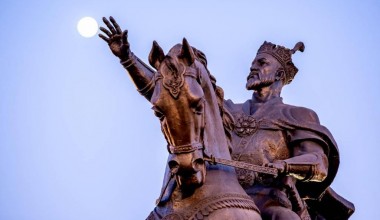 Тошга муҳрланган жумбоқ: Амир Темур битигини ўқишдаги тарихий англашилмовчилик