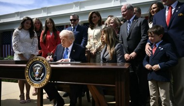 Трамп ижтимоий тармоқлардан шаҳвоний-дипфейк тасвирларни ўчиришни талаб қилувчи қонунни имзолади