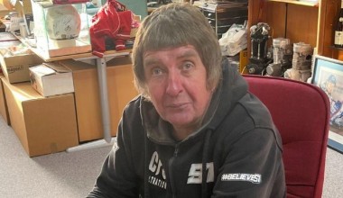 Britaniyalik erkak 58 yoshida savod chiqarib, 40 yil avval sotib olgan jurnalini o‘qidi