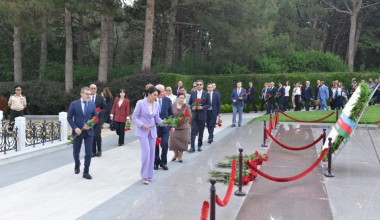 Участники Международного симпозиума омбудсменов посетили Аллею почетного захоронения и Аллею шехидов (ФОТО)